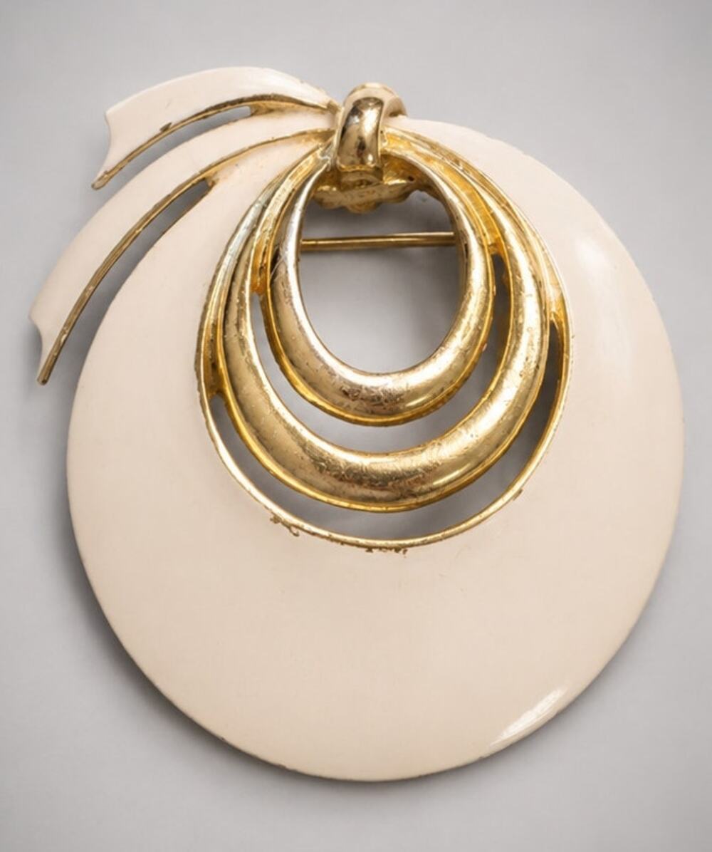 Vintage Modernist White Enamel‎ Wreath Brooch Pin 1.75" Gold-tone Metal go-58